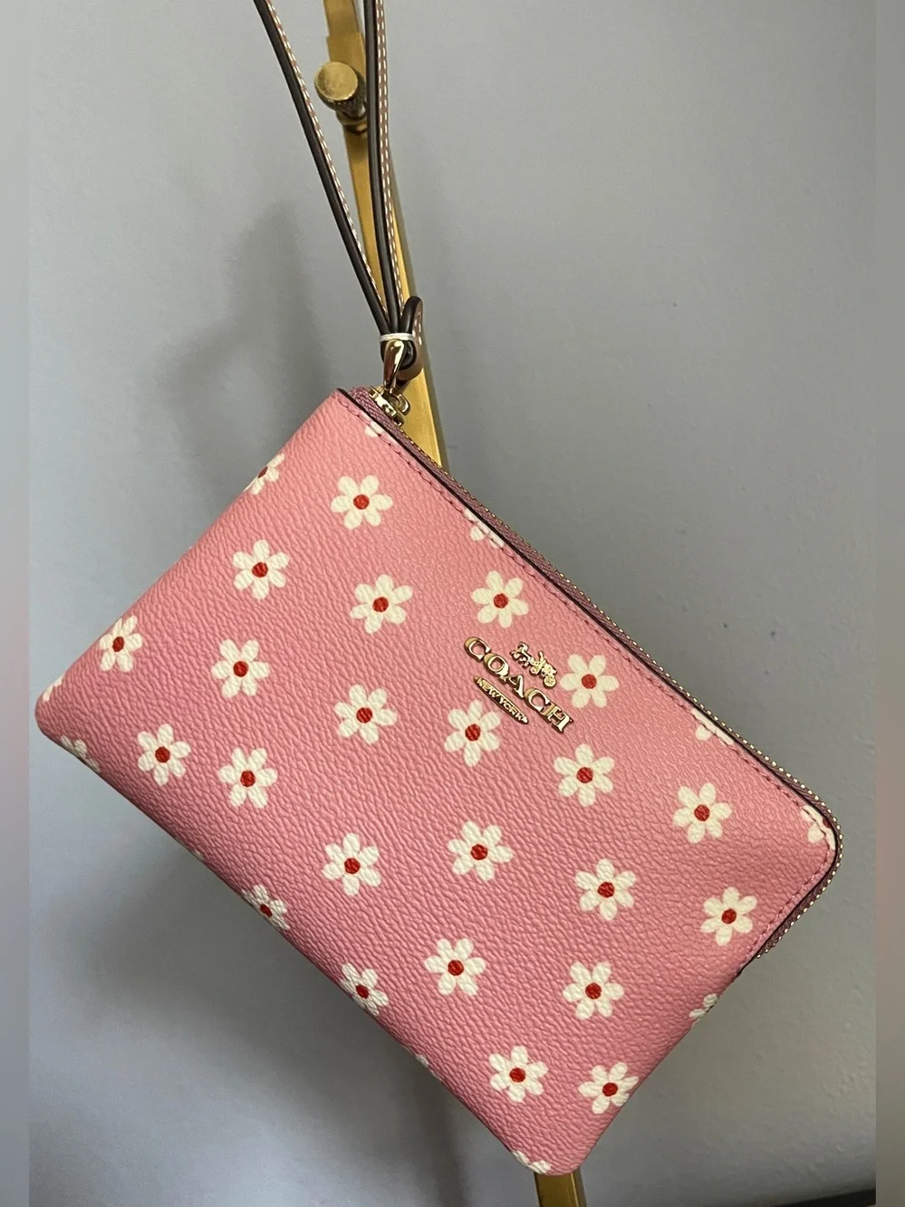 Coach NEW Wristlet Pink w/white Floral Gold Hrdw/pinmounted Logo